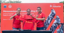 Dirut Bank Jakarta Agus H. Widodo, Wakil Gubernur Jakarta Rano Karno, dan Dirut PT Persija Jaya Jakarta Mohamad Prapanca memperlihatkan jersey Persija di Taman Menteng, Jakarta Pusat, Kamis, 17 Juli 2025. (Sumber: Dok. Bank Jakarta)