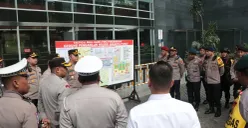 Polri mengerahkan ribuan personel gabungan untuk mengamankan sidang kasus dugaan suap dan perintangan penyidikan (instructions of justice) dengan terdakwa Hasto Kristiyanto di PN Jakarta Pusat. (Sumber: Poskota/Ali Mansur)