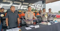 Polres Metro Bekasi Kota menangkap dua orang dewasa anggota Western Society yang hendak tawuran dan membawa senjata tajam di kawasan Kalibaru, Kecamatan Medan Satria, Kota Bekasi, Jumat, 18 Juli 2025. (Sumber: Poskota/Nurpini Aulia Rapika)
