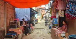 Warga Muara Angke, Penjaringan, Jakarta Utara, bersiap menghadapi banjir pesisir (rob) yang berpotensi terjadi sampai 27 Juli 2025 mendatang. (Sumber: Poskota/Pandi Ramedhan)