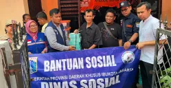 Sudinsos Jakarta Selatan menyalurkan bantuan kepada korban kebakaran di Bukit Duri, Tebet, Jakarta Selatan, pada Sabtu, 19 Juli 2025. (Sumber: POSKOTA | Foto: M Tegar Jihad)