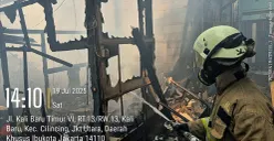 Petugas Damkar melakukan upaya pendinginan rumah tinggal yang terbakar di kawasan Cilincing, Jakarta Utara, pada Sabtu, 19 Juli 2025. (Sumber: Damkar Jakarta Utara)