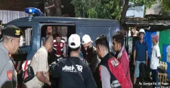 Anggota Polsek Cimanggis dibantu warga amankan dua unit motor Honda Vario hitam dibuang dalam Kali Pal, Cimanggis. (Sumber: Polsek Cimanggis)