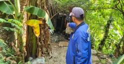 Warga menunjukkan lokasi penemuan jasad laki-laki yang sudah membusuk di sebuah gubuk di bantaran aliran Kali Pesanggrahan, Jakbar, Sabtu, 19 Juli 2025. (Sumber: POSKOTA | Foto: Pandi Ramedhan)