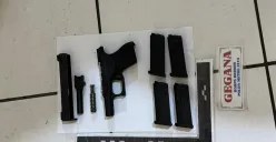 Senjata api dari dalam koper WNA Filipina usai diperiksa Detasemen Gegana Brimob Mabes Polri. (Sumber: Polsek Pasar Minggu)