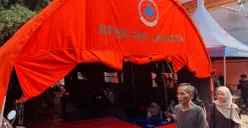 Tenda pengungsian untuk tempat tinggal sementara para korban kebakaran di Bukit Duri, Tebet, Jakarta Selatan, Sabtu, 19 Juli 2025. (Sumber: POSKOTA | Foto: M Tegar Jihad)
