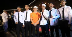 Bupati Purwakarta, Saepul Bahri Binzein, bersama sejumlah petugas kebersihan saat acara tukar nasib di Pendopo Purwakarta, Jumat malam, 18 Juli 2025. (Sumber: Diskominfo Purwakarta)