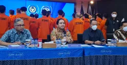 Kakanim Jakarta Selatan, Bugie Kurniawan menjejer barang bukti paspor dari puluhan WNA yang terjaring Operasi Wirawaspada. Salah satu dari puluhan WNA tersebut adalah pemegang kartu UNHCR atau pencari suaka. (Sumber: Poskota/Angga Pahlevi)