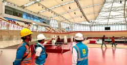 Petugas PLN melakukan pengecekan sistem distribusi listrik sebagai bagian dari persiapan teknis jelang SEA V.League 2025 untuk memastikan pasokan listrik tetap andal dan aman selama pertandingan. (Sumber: Dok. PLN UID Jakarta Raya)