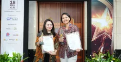 Dua Srikandi PLN UID Jakarta Raya, menunjukkan piala penghargaan yang diraih dalam ajang CESA & BERBAKTI Awards 2025 di Hotel Bidakara Jakarta, Jumat, 18 Juli 2025. (Sumber: Dok. PLN UID Jakarta Raya)