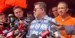 Wakil Gubernur Jakarta Rano Karno meninjau lokasi kebakaran Bukit Duri, Tebet, Jakarta Selatan, Minggu, 20 Juli 2025. (Sumber: Poskota/Muhammad Tegar Jihad)