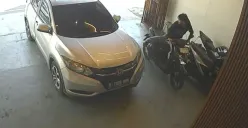 Aksi pencurian motor di sebuah toko kue terekam CCTV di kawasan Rawa Buntu, Kecamatan Serpong, Kota Tangerang Selatan, Sabtu, 19 Juli 2025. (Sumber: Poskota/Primayanti Julia Kumala)