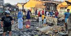 Warga mengecek kondisi rumah yang terbakar di Kampung Juraganan, Grogol Utara, Kebayoran Lama, Jakarta Selatan, Minggu, 20 April 2025. (Sumber: POSKOTA | Foto: Pandi Ramedhan)