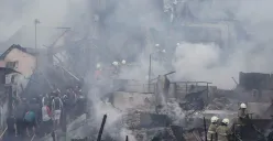 Petugas pemadam kebakaran memadamkan api yang membakar pemukiman padat penduduk di kawasan Grogol Utara, Kebayoran Lama, Jakarta Selatan, Minggu, 20 Juli 2025. (Sumber: Poskota/Bilal Nugraha Ginanjar)