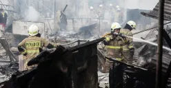 Petugas pemadam kebakaran memadamkan api yang membakar pemukiman padat penduduk di kawasan Grogol Utara, Kebayoran Lama, Jakarta Selatan, Minggu, 20 Juli 2025. (Sumber: Poskota/Bilal Nugraha Ginanjar)