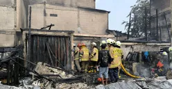 Petugas damkar melakukan pendinginan di lokasi kebakaran Muara Baru, Jakarta Utara, Minggu, 20 Juli 2025. (Sumber: Dok Suku Dinas Gulkarmat Jakarta Utara dan Kepulauan Seribu)