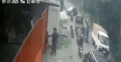 Tangkap layar CCTV yang menunjukkan aksi pemalakan dan penodongan oleh oknum anggota ormas kepada pedagang nanas di Jalan Mustikasari, Kecamatan Mustikajaya, Kota Bekasi.