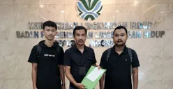 Aktivis dari JPMI dan HMI saat hendak menyerahkan dokumen laporan ke KLHK terkait dugaan pencemaran lingkungan oleh CV GSM di Panimbang, Kabupaten Pandeglang. (Sumber: Dok JPMI)