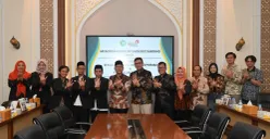 EVP Telkom Regional II Edie Kurniawan dan Ketua Yayasan Waqaf Al Muhajirien Jakapermai Mohammad Syafiudin beserta jajaran dari masing-masing pihak usai penandatanganan MoU, di Bekasi, kemarin. (Sumber: Dok. Telkom)
