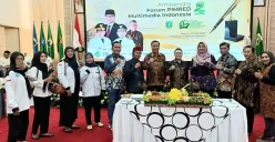 Kadis Kominfo Kabupaten Tangerang, Diyan Mayang Sari, mewakili Bupati Tangerang, untuk menerima penghargaan sebagai kepala daerah terbaik dalam bidang tata kelola pemerintahan tingkat kabupaten. (Sumber: Dok. Pemkab Tangerang)