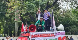Demo pengemudi ojol di Jalan Medan Merdeka Barat, Jakarta Pusat, Senin, 21 Juli 2025. (Sumber: Poskota/Pandi Ramedhan)
