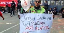 Ari Rizaldi, salah satu driver ojol yang ikut unjuk rasa di Jalan Medan Merdeka Selatan, Jakarta Pusat, Senin, 21 Juli 2025. (Sumber: POSKOTA | Foto: Pandi Ramedhan)