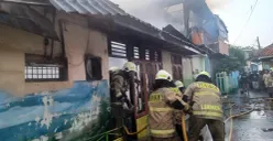 Kebakaran warung makan di kawasan Cilincing, Jakarta Utara, Senin, 21 Juli 2025. (Sumber: Damkar)