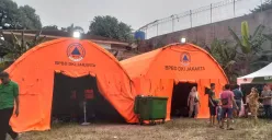 Tenda pengungsian untuk pengungsi kebakaran di Jalan Juraganan 1, Grogol Utara, Kebayoran Lama, Jakarta Selatan, Senin, 21 Juli 2025. (Sumber: Poskota/Muhammad Tegar Jihad Al Faruq)