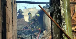 Petugas damkar melakukan pendingingan di lokasi kebakaran di Jalan Duri Utara 1, Kecamatan Tambora, Jakarta Barat, Senin, 21 Juli 2025. (Sumber: POSKOTA | Foto: Pandi Ramedhan)