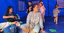 Salah seorang pengungsi korban kebakaran hebat di di Jalan Juraganan 1, Grogol Utara, Kebayoran Lama, Jakarta Selatan, Senin, 21 Juli 2025. (Sumber: Poskota/Muhammad Tegar Jihad)