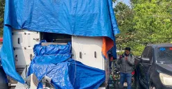 Kondisi mobil Caravan laboratorium Covid-19 yang terparkir di halaman kantor Dinkes Bandung Barat, Senin, 20 Juli 2025. (Sumber: POSKOTA | Foto: Gatot Poedji Utomo)