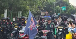 Polisi mengawal massa aksi ojol untuk berunjuk rasa di Istana Merdeka, Jakarta Pusat, Senin, 21 Juli 2025. (Sumber: Poskota/Pandi Ramedhan)