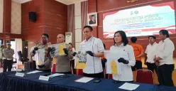 Polres Metro Bekasi mengungkap kasus penipuan berkedok yayasan penyalur tenaga kerja di wilayah Cikarang Utara, Kabupaten Bekasi, Senin, 21 Juli 2025. (Sumber: Poskota/Nurpini Aulia Rapika)