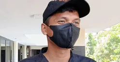 Ahmad, 25 tahun, salah satu korban penipuan calo tenaga kerja berkedok yayasan di Cikarang Utara, Kabupaten Bekasi, pada Senin, 21 Juli 2025. (Sumber: POSKOTA | Foto: Nurpini Aulia Rapika)