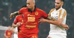 Potret pemain asing Persija jakarta, Gustavo Almeida berduel dengan pemain Dewa United. (Sumber: Persija)