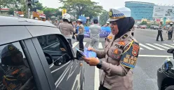 Petugas dari Polres Tangsel memeriksa surat-surat berkendara saat pelaksanaan Operasi Patuh Jaya 2025 pada Senin, 21 Juli 2025. (Sumber: Humas Polres Tangsel)