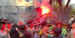 Aksi dorong-dorongan antara massa demo driver ojol dengan aparat kepolisian sempat terjadi di Jalan Medan Merdeka Barat, Jakarta Pusat, Senin, 21 Juli 2025. (Sumber: POSKOTA | Foto: Pandi Ramedhan)