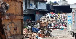 Sampah menumpuk di Pasar Panorama Lembang pada Senin, 21 Juli 2025, yang dikeluhkan warga dan pedagang. (Sumber: POSKOTA | Foto: Gatot Poedji Utomo)