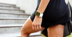 Ilustrasi smartwatch anti air dan tetap gaya saat digunakan. (Sumber: Freepik/drobotdean)