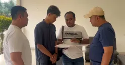 Tersangka FA saat diamankan petugas Unit PPA Satreskrim Polres Serang di tempat kerjanya. (Sumber: Dok. Satreskrim Polres Serang)