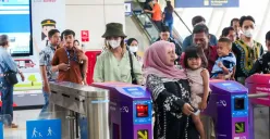 Penumpang LRT memanfaatkan LRT Jabodebek sebagai pilihan transportasi pada akhir pekan dan hari libur nasional, (Sumber: Dok. LRT Jabodebek)
