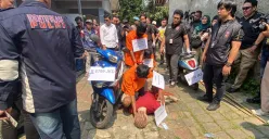 Rekonstruksi pembunuhan perempuan terborgol di Jalan Lamping Kancil, Desa Cibogo, Kecamatan Cisauk, Kabupaten Tangerang, Selasa, 22 Juli 2025. (Sumber: Poskota/Primayanti Juli Kumala Manalu)