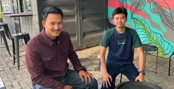 Pekerja swasta bernama Ibrahim, 24 tahun dan temannya bersantai di kawasan Kebon Jeruk, Jakarta Barat, Selasa, 22 Juli 2025. (Sumber: Poskota/Pandi Ramedhan)