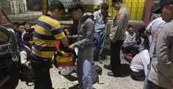 Mengantisipasi adanya barang terlarang, petugas Polsek Cikande melakukan penggeledahan pada puluhan pelajar. (Sumber: Polsek Cikande)