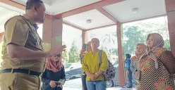 Sejumlah orang tua murid SD di Jaticempaka Kota Bekasi laporkan penyelewengan dana bos dan pungli kepada wali kota Bekasi, Tri Adhianto. Selasa, 22 Juli 2025. (Sumber: Poskota/Nurpini Aulia Rapika)
