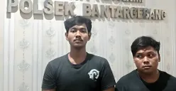 Dua pelaku yang melakukan penodongan dan pemalakan terhadap pedagang nanas di Jalan Mustika dari, Kota Bekasi, berhasil diringkus petugas dari Polres Metro Bekasi Kota di Bogor. (Sumber: Dok Polres Metro Bekasi)
