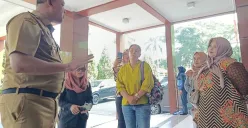 Wali kota bekasi, Tri Adhianto berbicara dengan wali murid atas dugaan pungli dan penyelewengan dana bos oleh Kepsek SD di Jaticempaka, Selasa, 22 Juli 2025. (Sumber: Poskota/Nurpini Aulia Rapika)