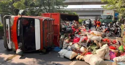 Sebuah truk pengangkut sampah milik UPTD Kebersihan Bekasi Timur terguling saat melintasi turunan Flyover Cut Meutia, Rawalumbu, Kota Bekasi, pada Selasa, 22 Juli 2025. (Sumber: Dok Istimewa)