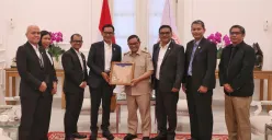 Gubernur Jakarta, Pramono Anung, menyerahkan cinderamata Jakarta kepada PLN UID Jakarta Raya, sebagai apresiasi atas kontribusi penyediaan listrik andal dan pengembangan energi berkelanjutan di Jakarta. (Sumber: Dok. PLN UID Jakarta Raya)