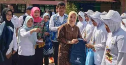 Wakil Bunda Forum Anak Daerah Kabupaten Bekasi, Nia Asep Surya Atmaja memberikan bantuan peralatan sekolah dari Baznas dan Bank Bjb, kepada puluhan siswa, di acara Botram Sekolah dan peringatan HAN di SMAN 1 Tambelang (Sumber: Dok. Pemkab Bekasi)